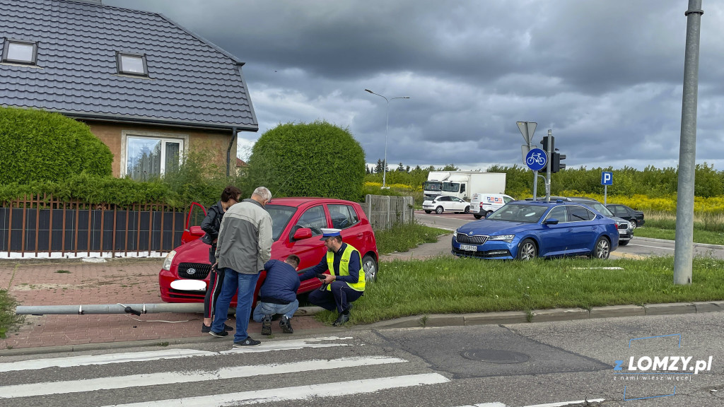 KIA wjechała w sygnalizację na Szosie Zambrowskiej [FOTO]