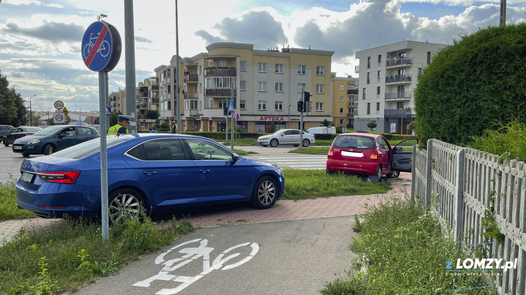 KIA wjechała w sygnalizację na Szosie Zambrowskiej [FOTO]