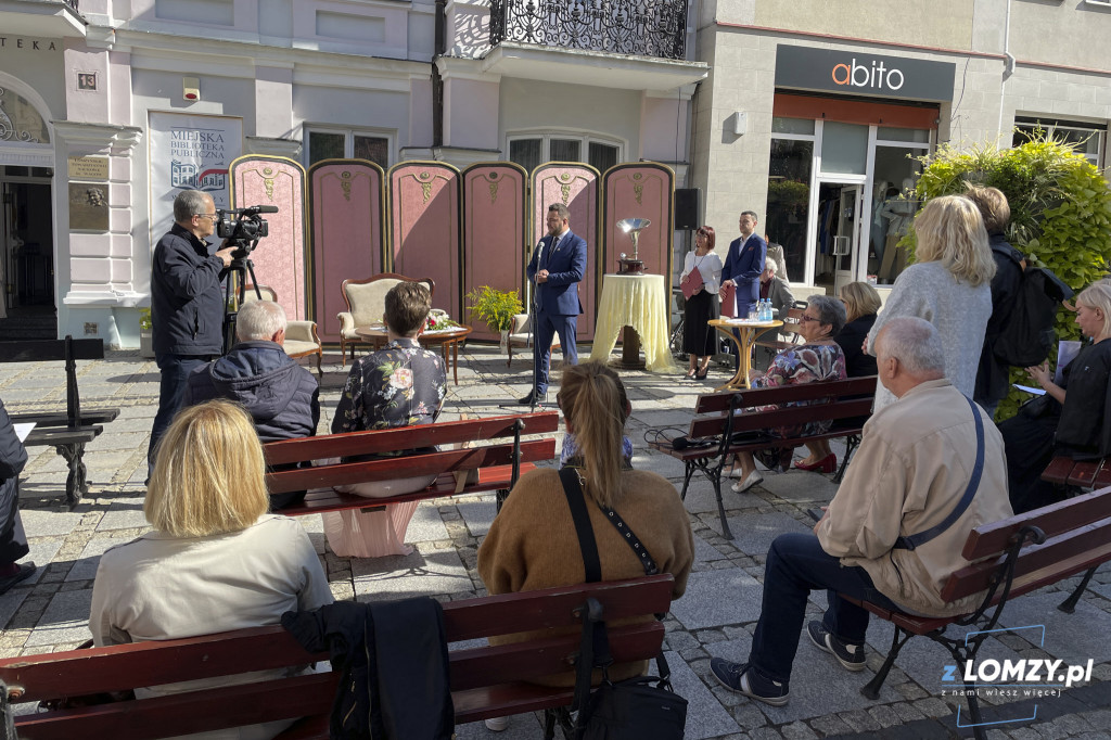 Narodowe Czytanie 2021 z zaczytaną ławeczką w Łomży