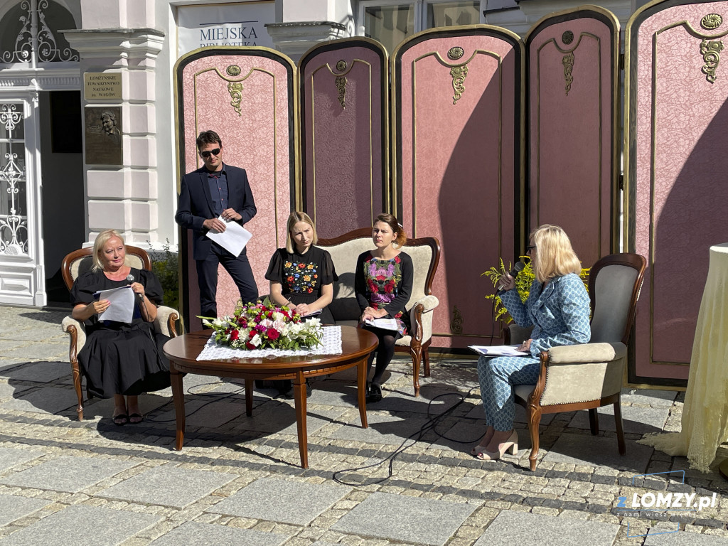 Narodowe Czytanie 2021 z zaczytaną ławeczką w Łomży