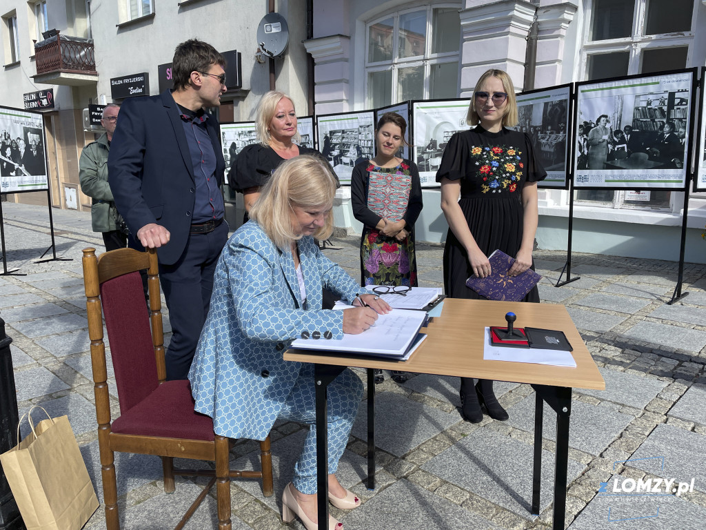 Narodowe Czytanie 2021 z zaczytaną ławeczką w Łomży
