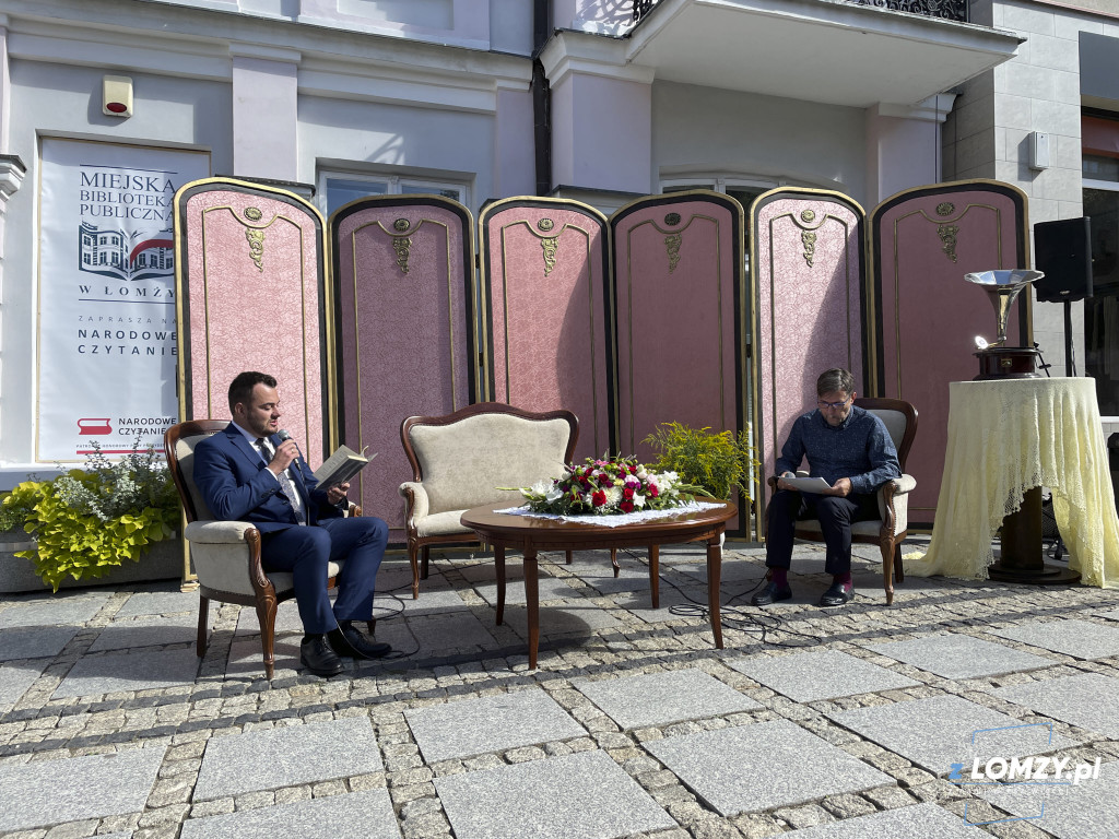Narodowe Czytanie 2021 z zaczytaną ławeczką w Łomży