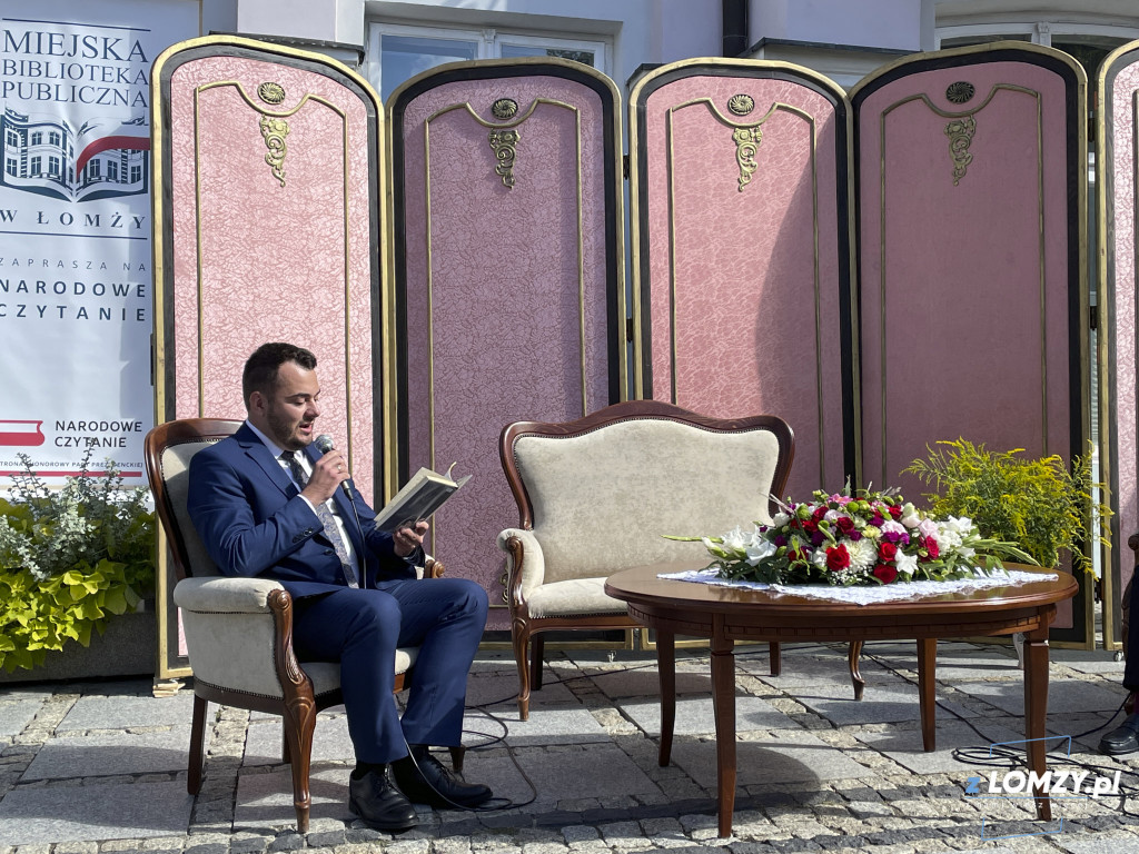 Narodowe Czytanie 2021 z zaczytaną ławeczką w Łomży