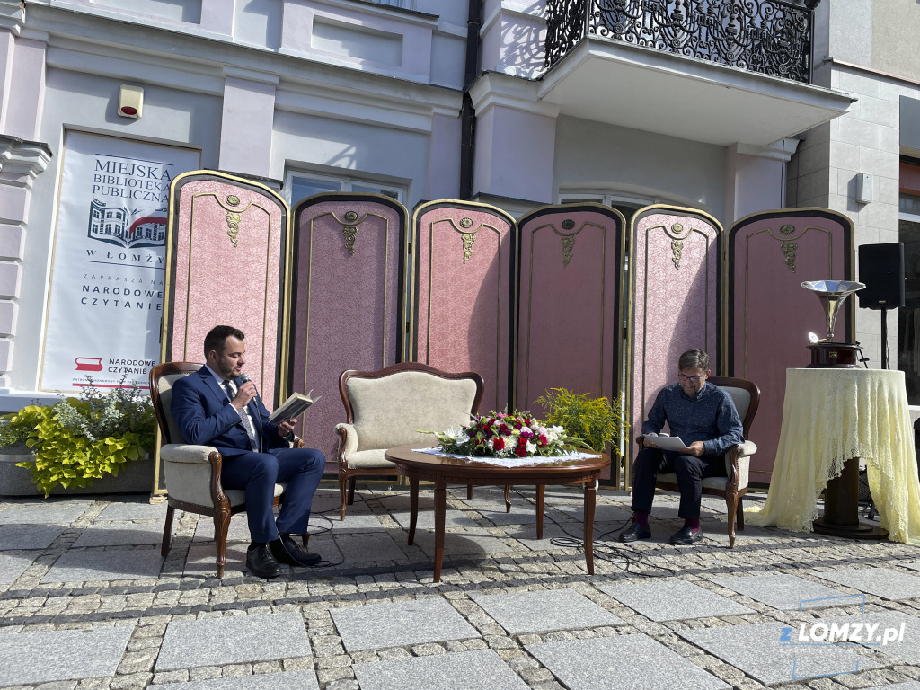 Narodowe Czytanie 2021 z zaczytaną ławeczką w Łomży