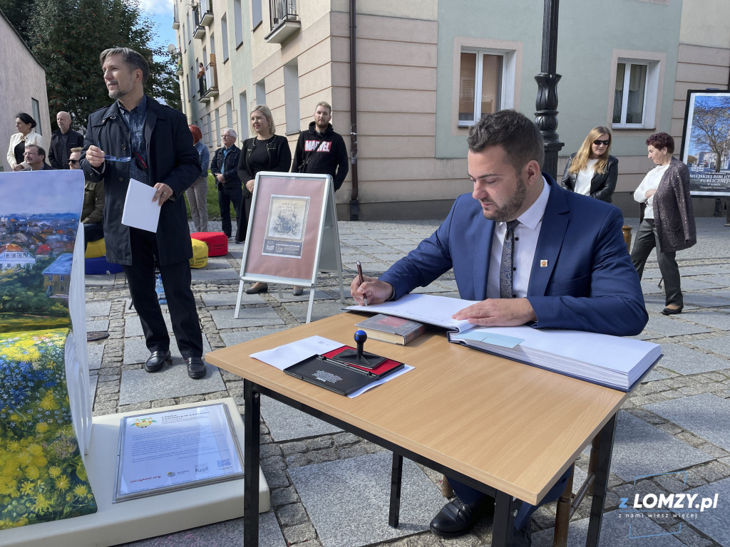 Narodowe Czytanie 2021 z zaczytaną ławeczką w Łomży