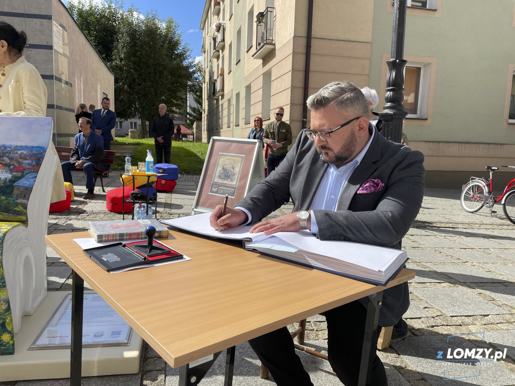 Narodowe Czytanie 2021 z zaczytaną ławeczką w Łomży