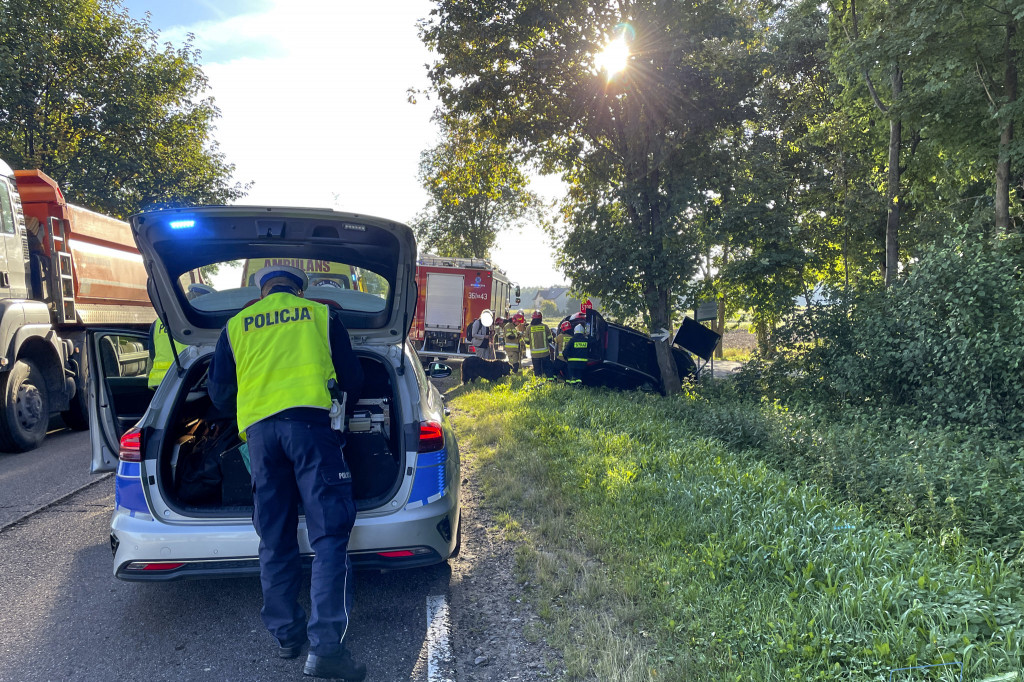 Osobówki na drzewie, a dwaj chłopcy w szpitalu [FOTO]