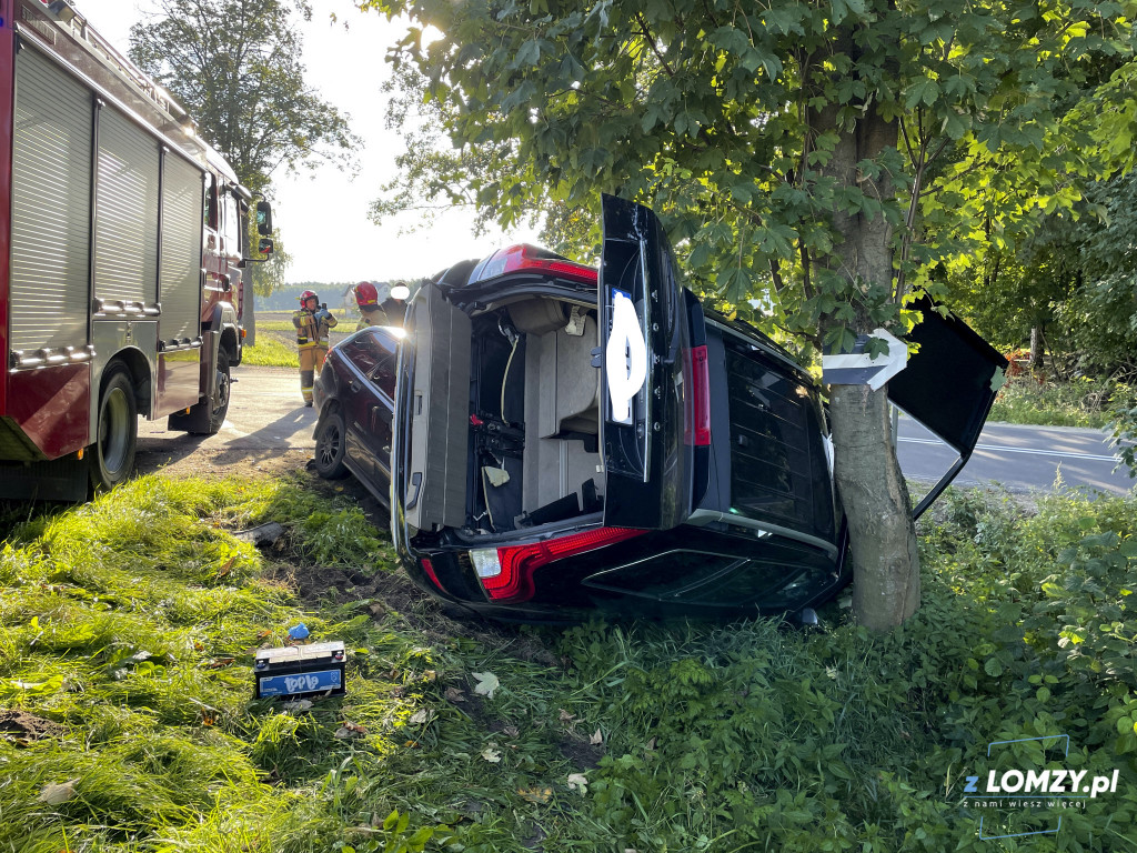 Osobówki na drzewie, a dwaj chłopcy w szpitalu [FOTO]