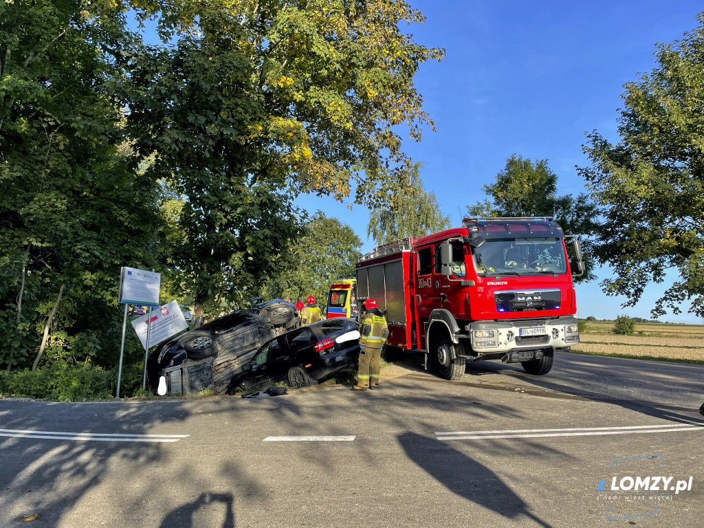 Osobówki na drzewie, a dwaj chłopcy w szpitalu [FOTO]
