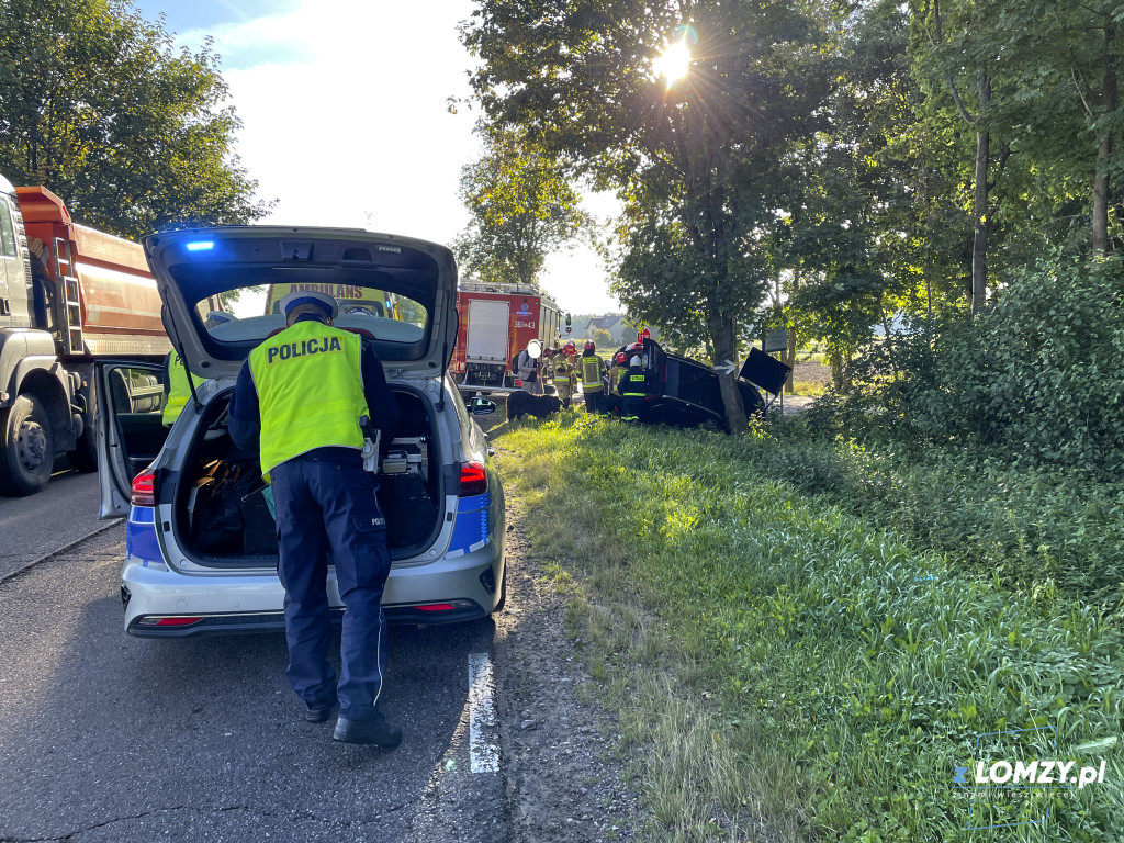 Osobówki na drzewie, a dwaj chłopcy w szpitalu [FOTO]