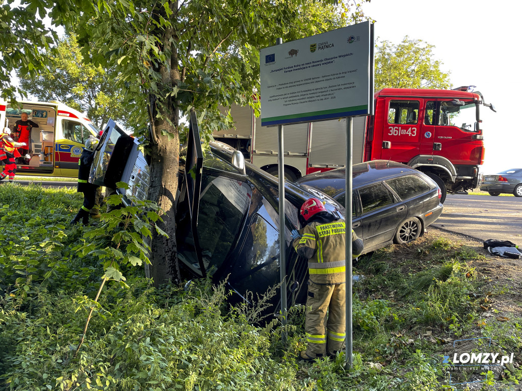 Osobówki na drzewie, a dwaj chłopcy w szpitalu [FOTO]