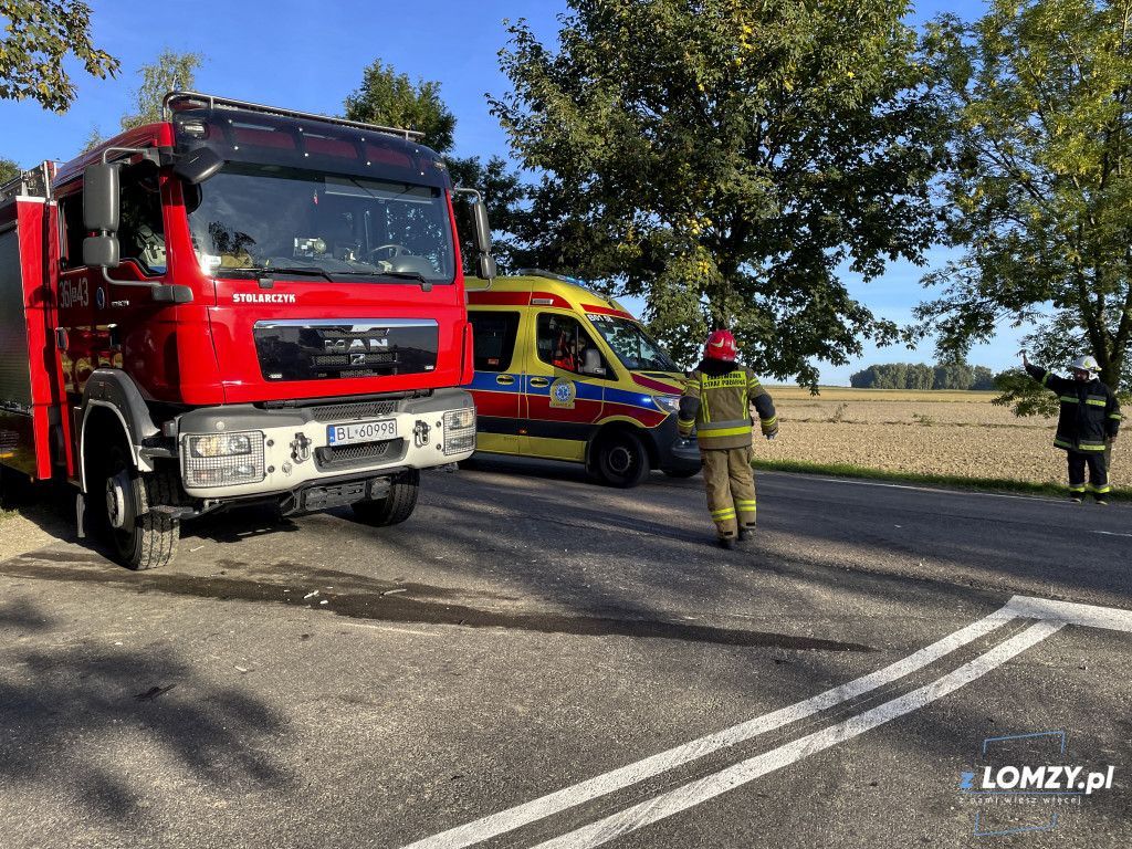 Osobówki na drzewie, a dwaj chłopcy w szpitalu [FOTO]