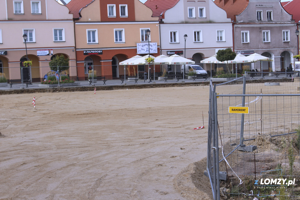 Rewitalizacja Starego Rynku w Łomży trwa [FOTO]