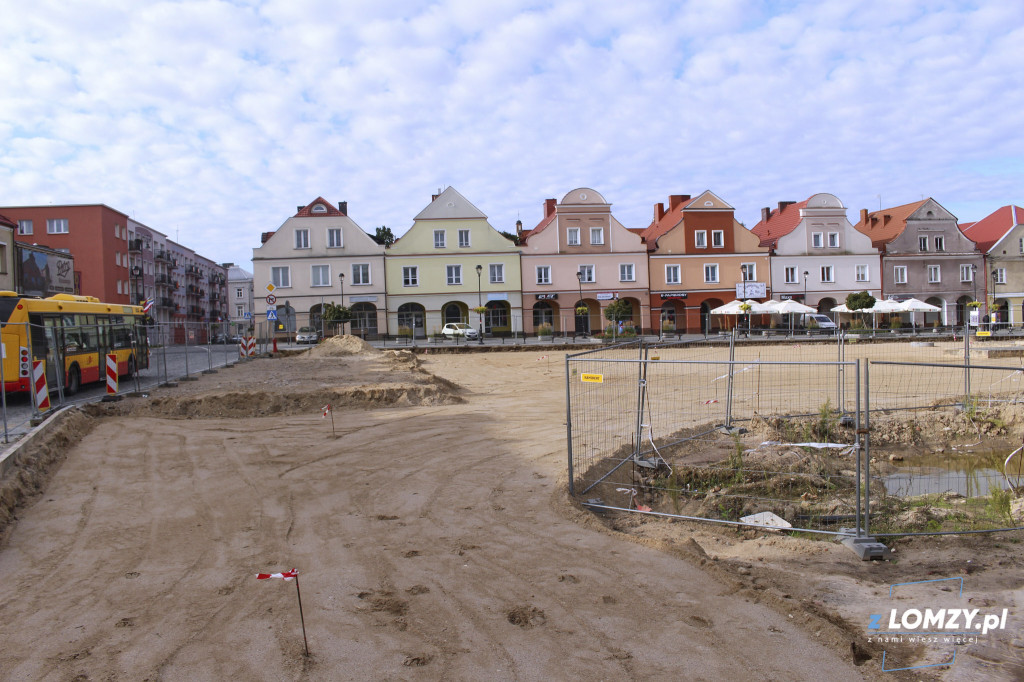 Rewitalizacja Starego Rynku w Łomży trwa [FOTO]