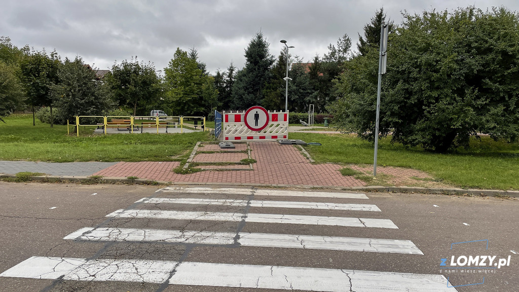 Wandale w akcji! Ktoś zdewastował kładkę na osiedlu Maria! [FOTO]