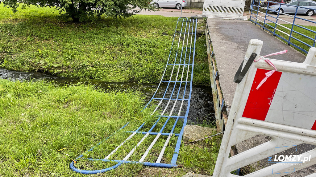 Wandale w akcji! Ktoś zdewastował kładkę na osiedlu Maria! [FOTO]