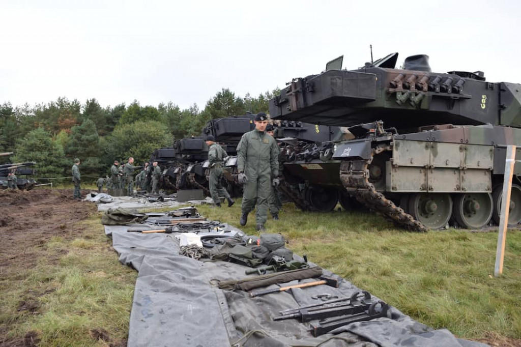 Czołgi przejeżdzają przez Narew w Nowogrodzie [VIDEO i FOTO]