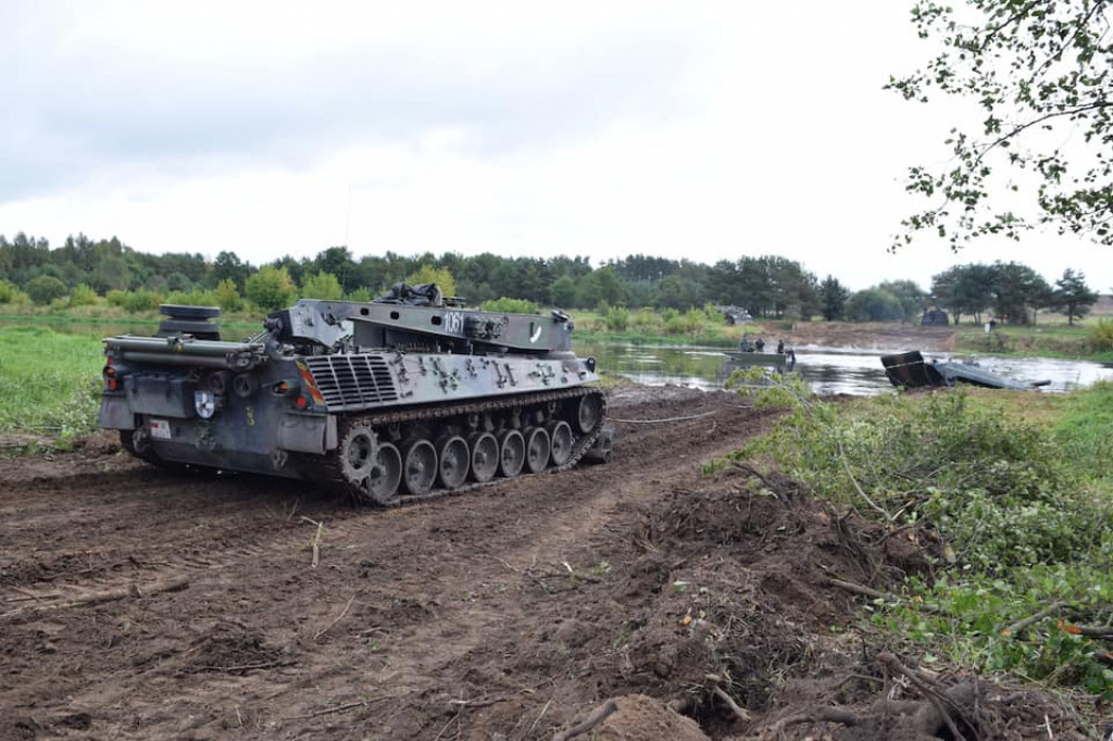 Czołgi przejeżdzają przez Narew w Nowogrodzie [VIDEO i FOTO]