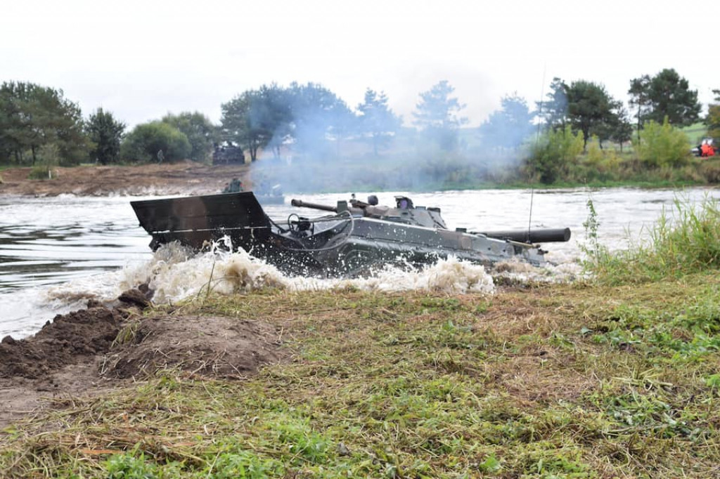 Czołgi przejeżdzają przez Narew w Nowogrodzie [VIDEO i FOTO]