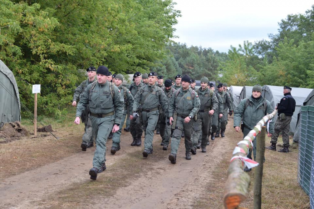 Czołgi przejeżdzają przez Narew w Nowogrodzie [VIDEO i FOTO]