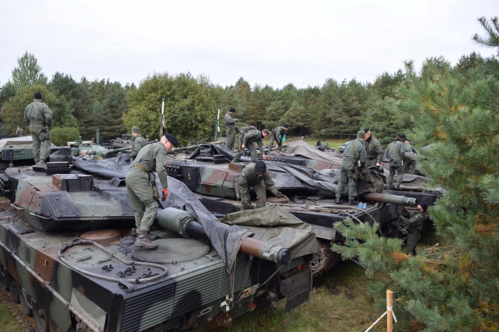 Czołgi przejeżdzają przez Narew w Nowogrodzie [VIDEO i FOTO]