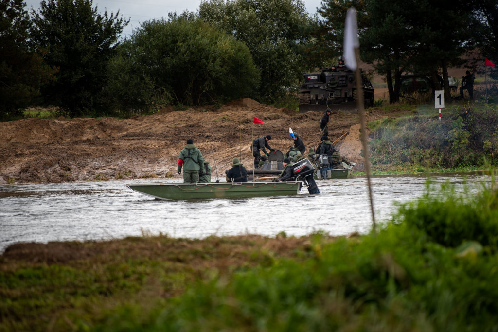 Czołgi przejeżdzają przez Narew w Nowogrodzie [VIDEO i FOTO]
