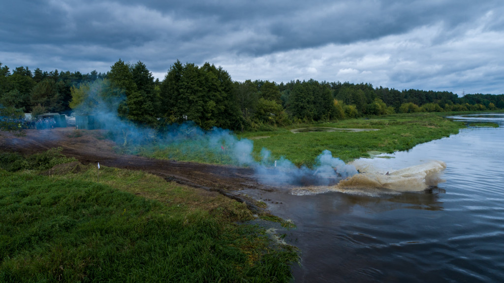 Czołgi przejeżdzają przez Narew w Nowogrodzie [VIDEO i FOTO]