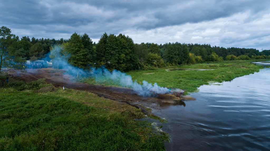 Czołgi przejeżdzają przez Narew w Nowogrodzie [VIDEO i FOTO]