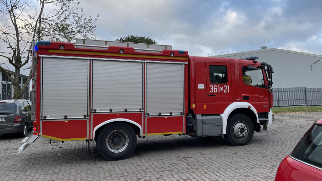 Połamane drzewo wybiło szybę auta! [FOTO]