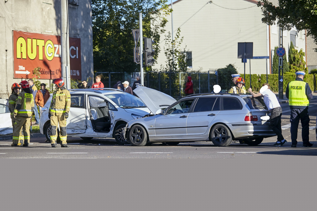 Jedna osoba w szpitalu po wypadku na Alei Legionów [FOTO]