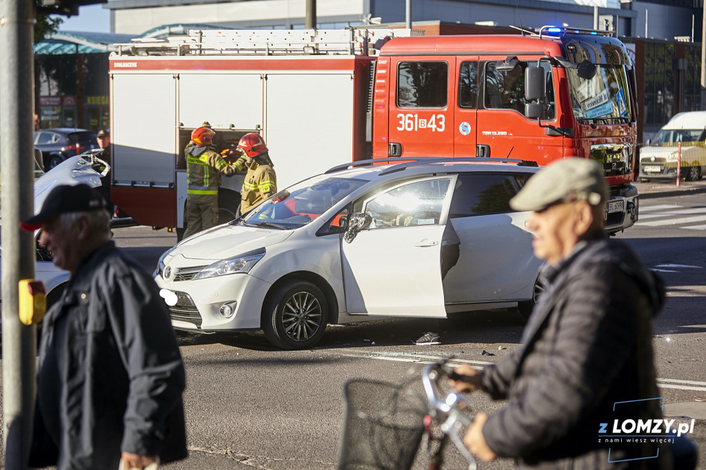 Jedna osoba w szpitalu po wypadku na Alei Legionów [FOTO]