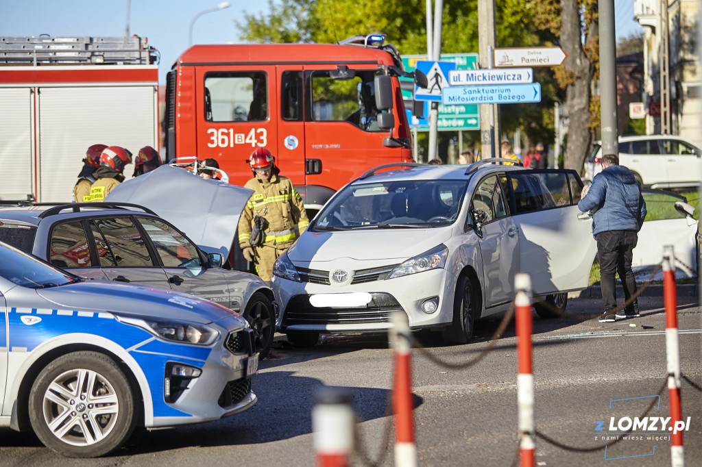 Jedna osoba w szpitalu po wypadku na Alei Legionów [FOTO]