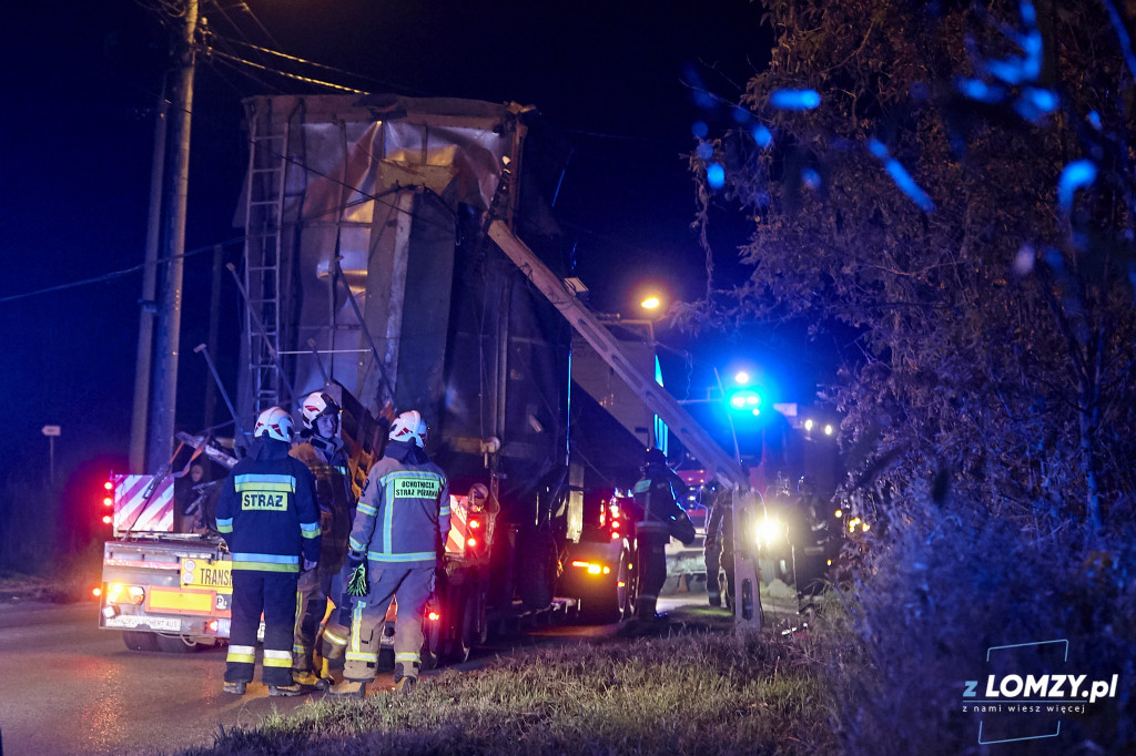 Piątnica: ciężarówka zahaczyła o przewody!
