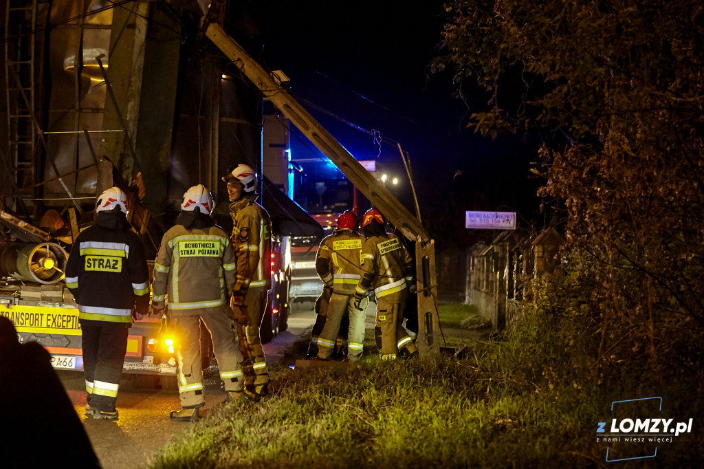 Piątnica: ciężarówka zahaczyła o przewody!