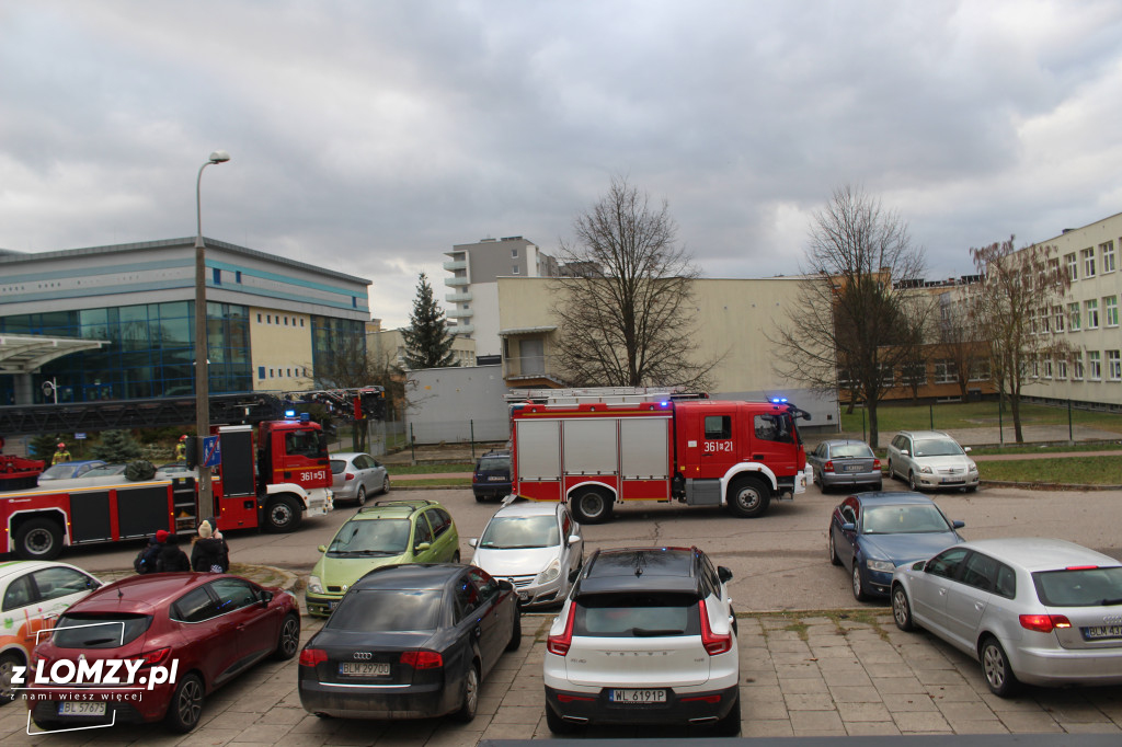Silny wiatr uszkodził dach hali sportowej [FOTO]