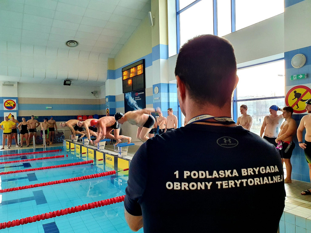 Łomżyńscy terytorialsi pokazali, że potrafią pływać [FOTO]