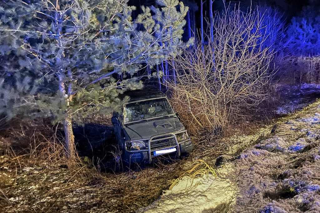 Auto wypadło z drogi i dachowało