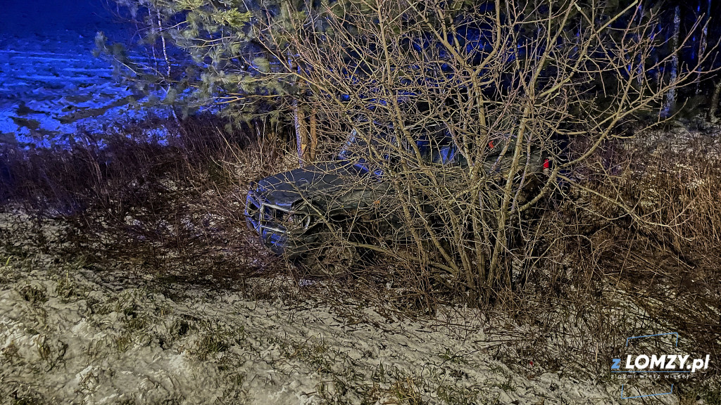Auto wypadło z drogi i dachowało