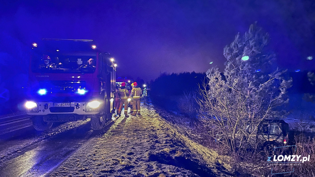 Auto wypadło z drogi i dachowało