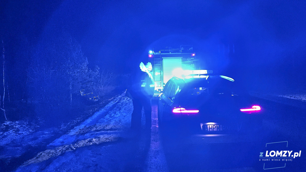 Auto wypadło z drogi i dachowało