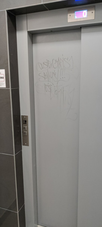 Łomża: Zniszczony nowy budynek. Za naprawę zapłacą mieszkańcy [FOTO]