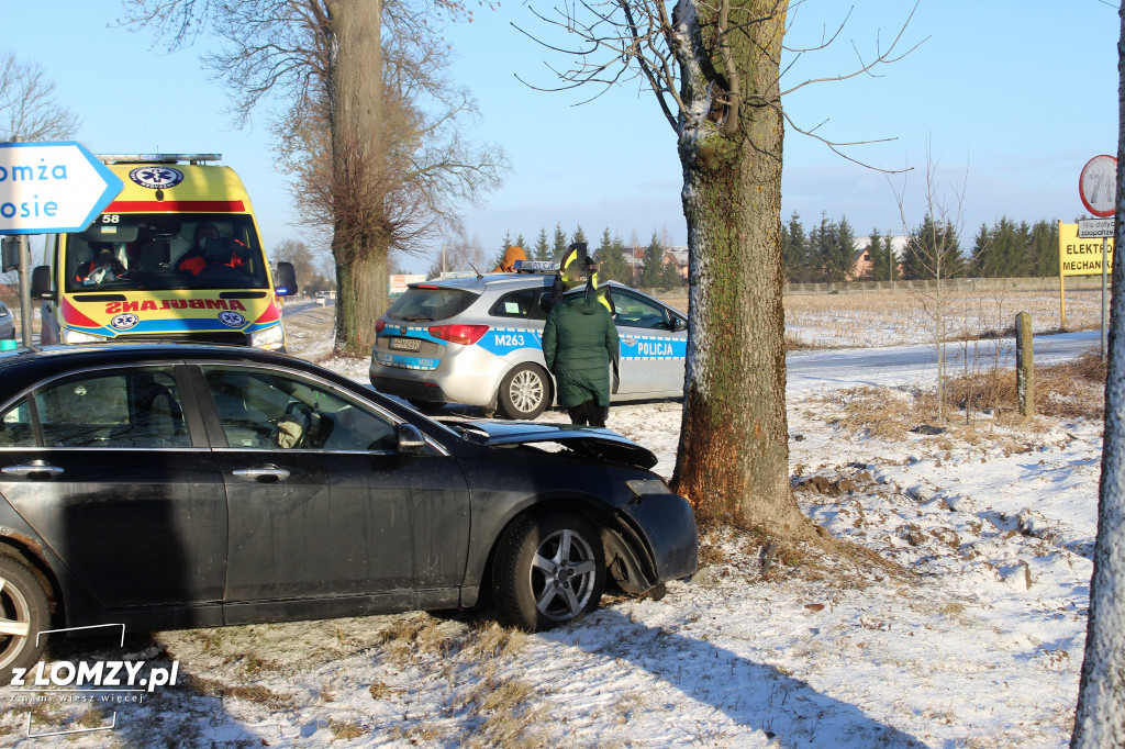 Jest ślisko! Honda na drzewie!