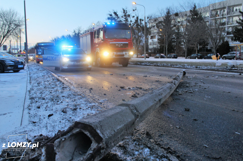 [AKTUALIZACJA] Kolizja 4 aut i ścięta latarnia [FOTO]