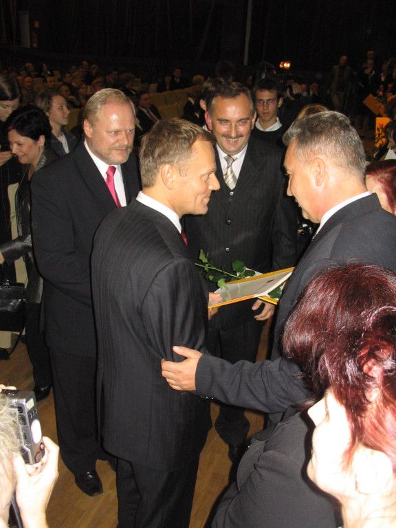 Po 17 latach Donald Tusk odwiedzi Łomżę. Jak do tego doszło?