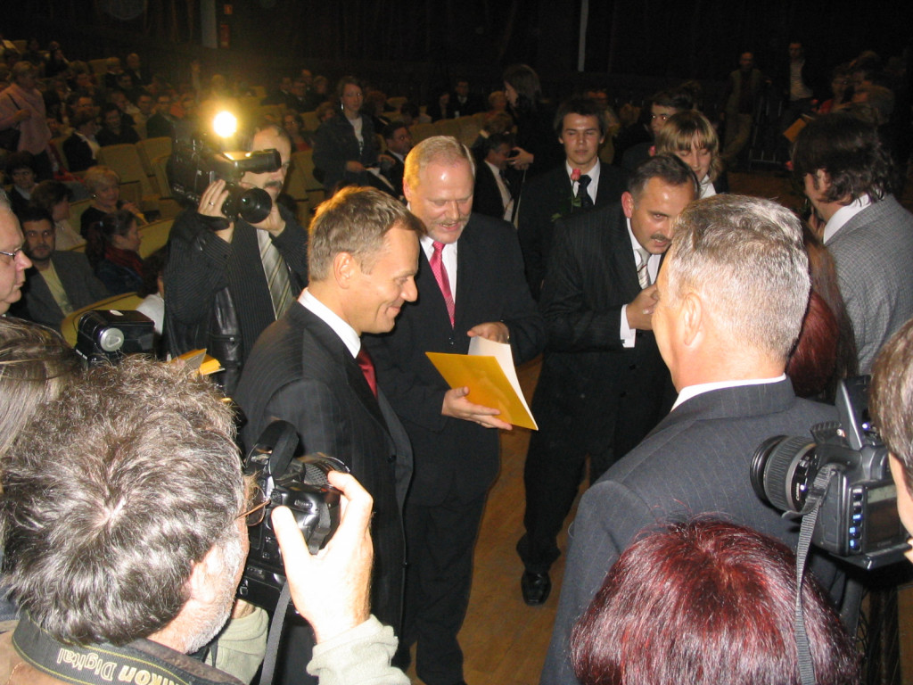 Po 17 latach Donald Tusk odwiedzi Łomżę. Jak do tego doszło?