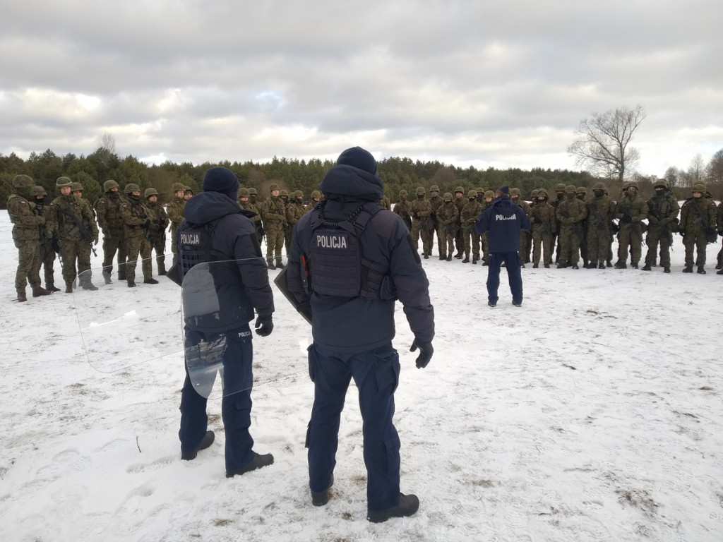 Żołnierze wiedzą już jak odeprzeć atakujący tłum!