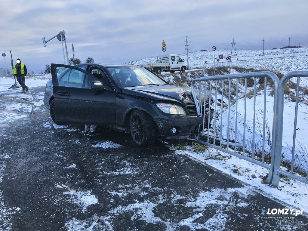 Mercedes staranował barierki ochronne