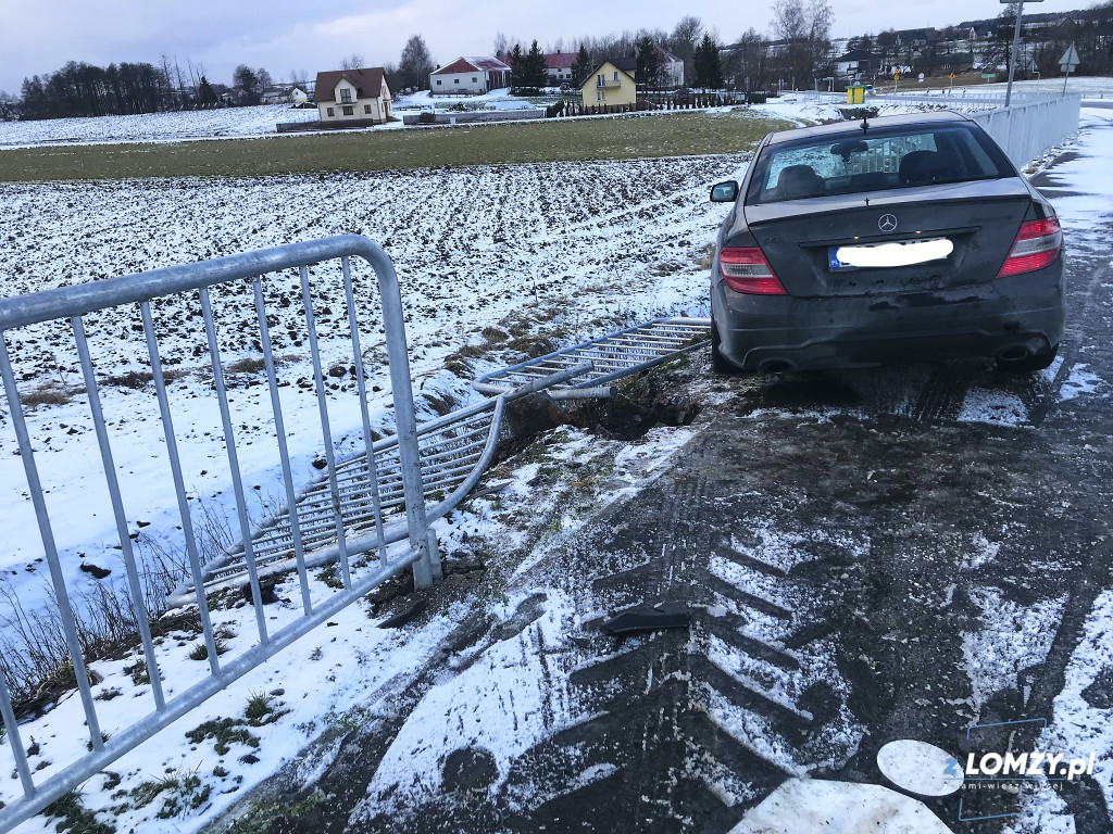 Mercedes staranował barierki ochronne