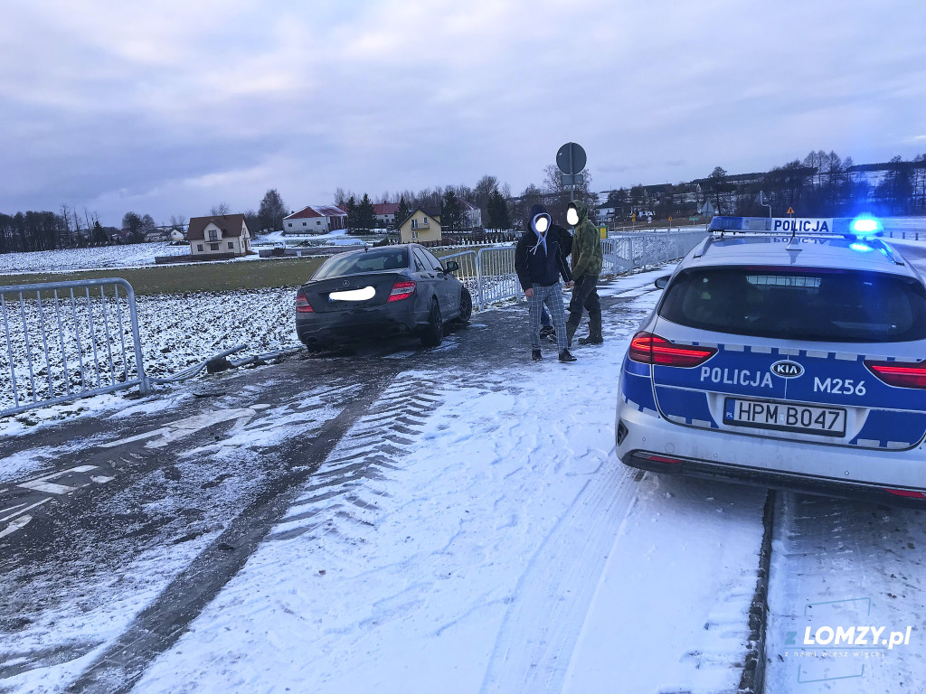 Mercedes staranował barierki ochronne