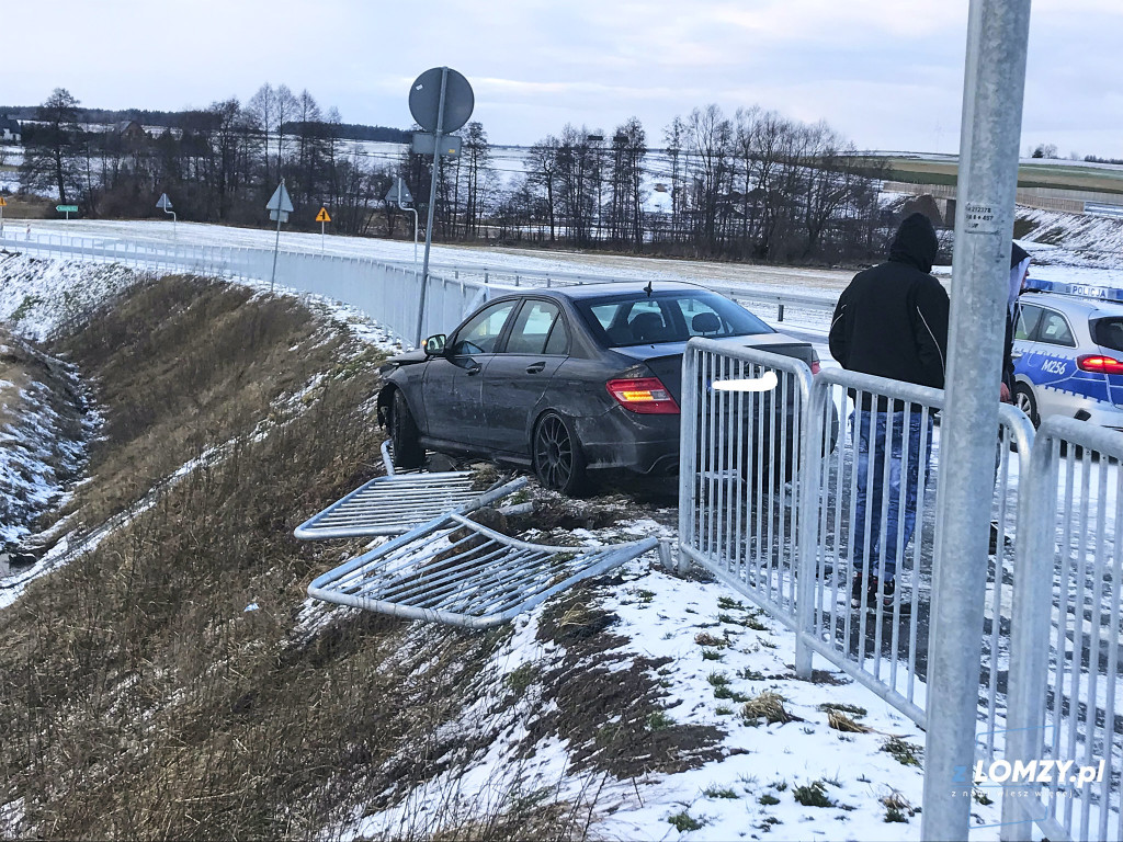 Mercedes staranował barierki ochronne